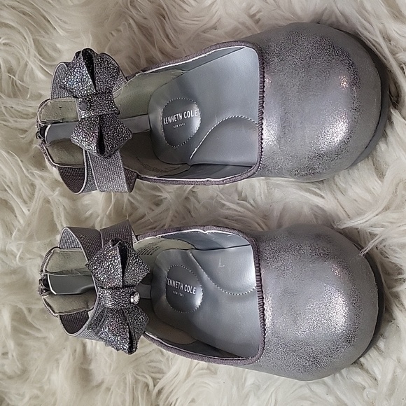 Kenneth Cole New York little girls size 2 silver zipper back flats flats w bows - Picture 1 of 12